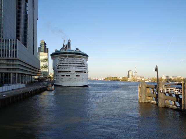 Cruiseschip ms Independence of the Seas van Royal Caribbean Cruises Ltd. aan de Cruise Terminal Rotterdam